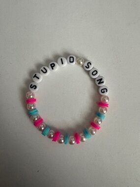 Olivia Rodrigo “stupid song” bracelet